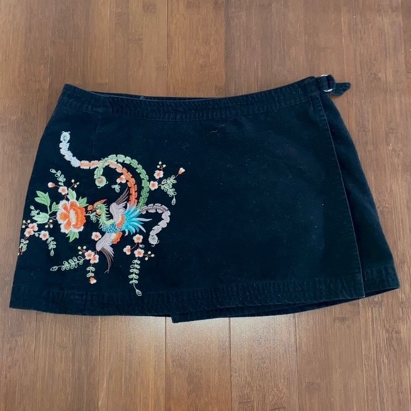 LITTLE BLACK SKIRT WITH FLORAL DETAILING!!! - Picture 1 of 4